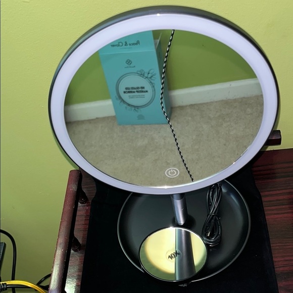 🆕 Peace & Clover HD Glass LED Makeup Mirror - Picture 3 of 13